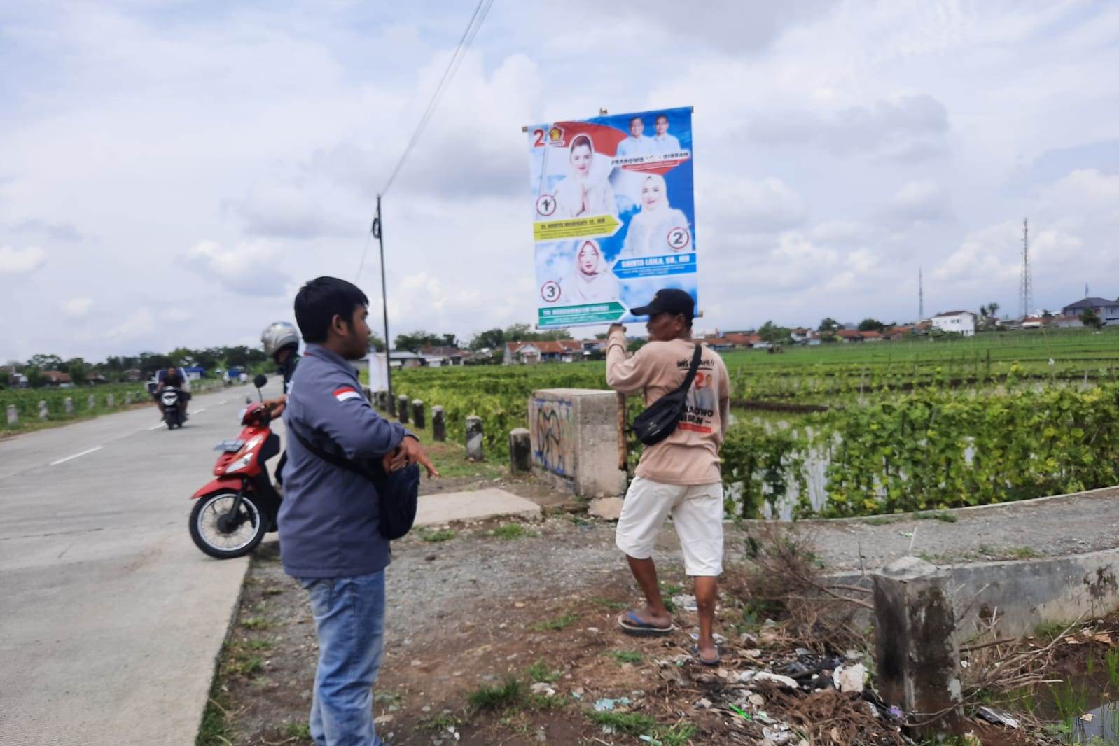 Panwaslu Kecamatan Sokaraja memberikan imbauan lisan kepada tim pemasang APK