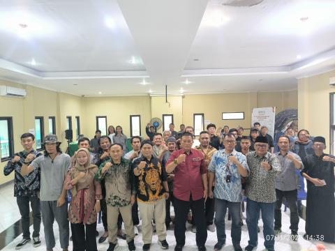 20251107 - foto bersama sarasehan demokrasi kesbangpol